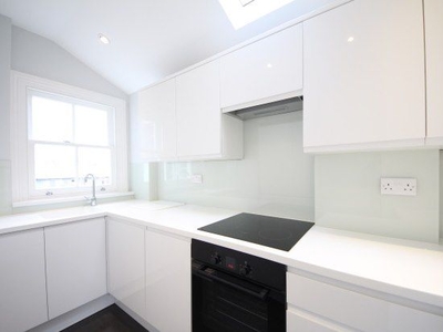 Studio to rent in 40 Feltham Avenue, East Molesey KT8