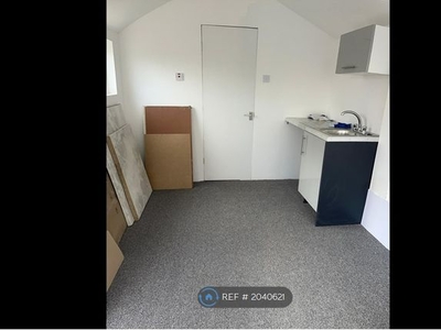 Studio to rent in Snakes Lane East, Woodford Green IG8