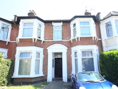 Studio to rent in Wellwood Road, Seven Kings, Ilford IG3
