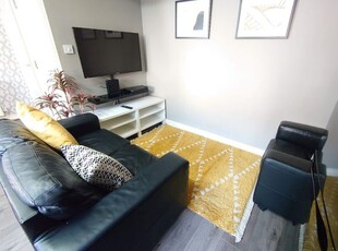 Terraced house to rent in Double Rooms, Ingrow Rd, Kensington L6