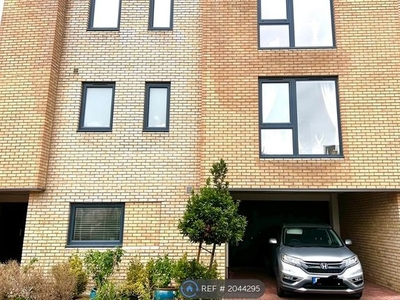 Detached house to rent in Ellis Road, Trumpington, Cambridge CB2