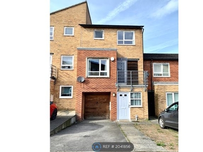 Terraced house to rent in Park Grange Court, Sheffield S2