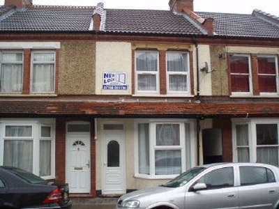 Terraced house to rent in St Saviours Crescent, Luton LU1