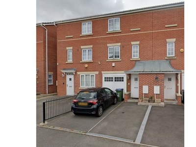 Town house to rent in Callaghan Drive, Oldbury B69