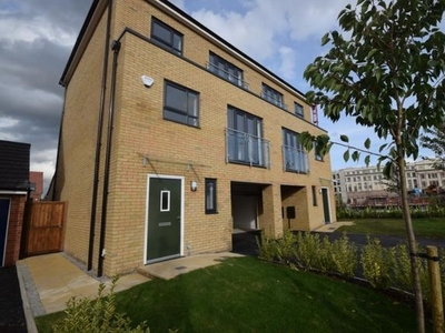 Town house to rent in Meadow Road, Salford M7