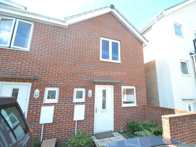 Town house to rent in Regis Park Road, Reading RG6