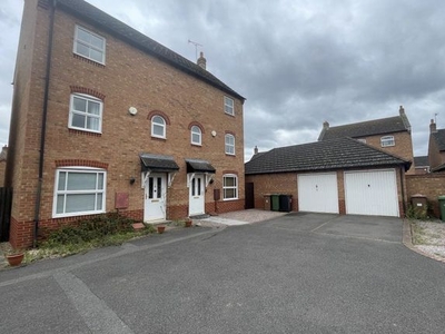 Town house to rent in Shrub Road, Hampton Vale, Peterborough PE7