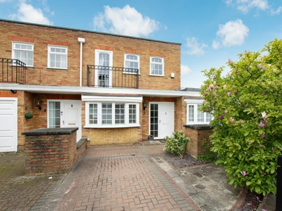 4 bedroom end of terrace house for sale in Gainsborough Square, Bexleyheath, DA6