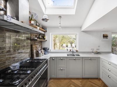 4 bedroom property to let in Eleanor Road London E8