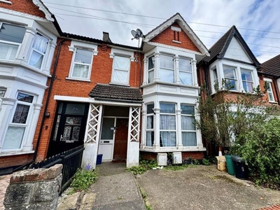 Flat to rent in Boscombe Road, Southend-On-Sea SS2