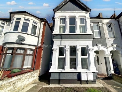 Flat to rent in Claremont Road, Westcliff On Sea SS0