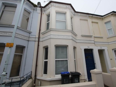 Flat to rent in Clifton Road, Worthing BN11