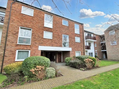 Flat to rent in Endymion Road, Hatfield AL10