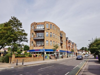 Flat to rent in High Road, Woodford Green IG8