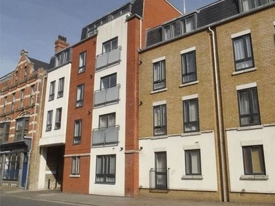 Flat to rent in Lyon Court, High Street, Rochester ME1