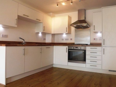 Flat to rent in Oak House, Addlestone KT15
