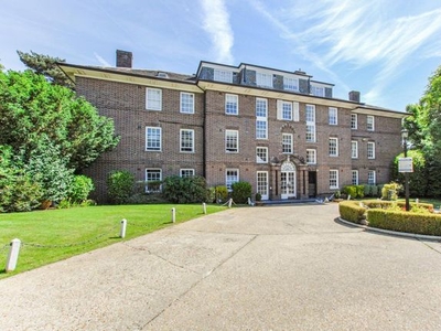 Flat to rent in Park Lawn, Farnham Royal, Slough SL2
