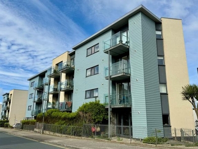 Flat to rent in Pentire Crescent, Newquay TR7
