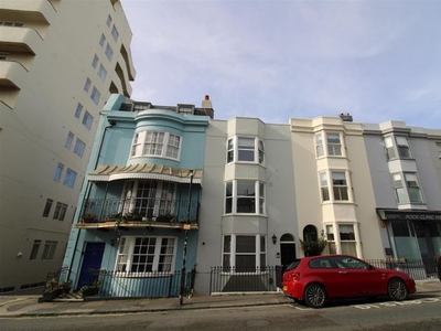 Flat to rent in Western Street, Brighton BN1