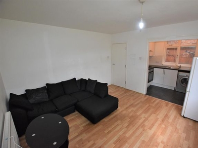 Flat to rent in Woodland Avenue, Stoneygate, Leicester LE2