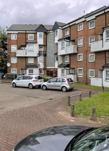 Maisonette to rent in Buttsbury Road, Ilford IG1