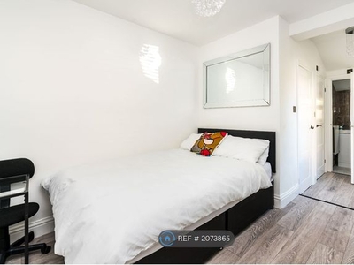 Room to rent in Frant Road, Croydon CR7