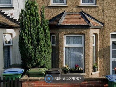 Terraced house to rent in Kings Avenue, Watford WD18
