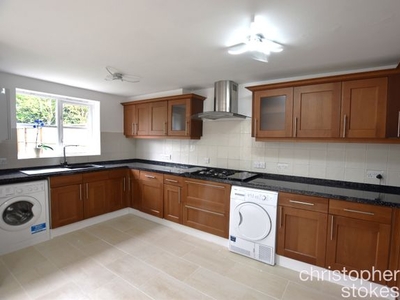 Town house to rent in Plomer Avenue, Hoddesdon, Hertfordshire EN11