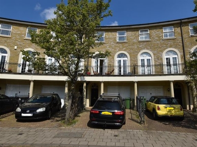Town house to rent in Savery Drive, Long Ditton, Surbiton KT6