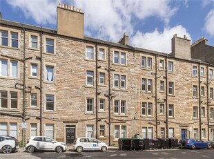 1 bed third floor flat for sale in Lauriston
