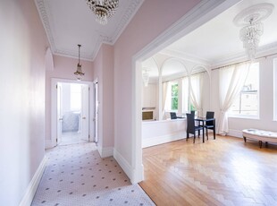 Flat in Addison Road, Holland Park, W14