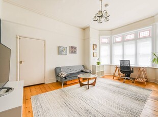 Flat in CLIFTON ROAD, Crouch End, N8