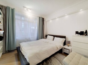 Flat in Gloucester Place, Marylebone, NW1