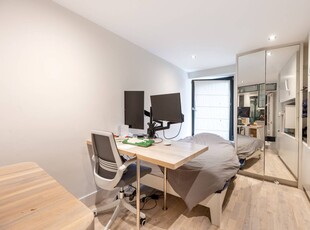 Flat in Palace Court, Notting Hill, W2