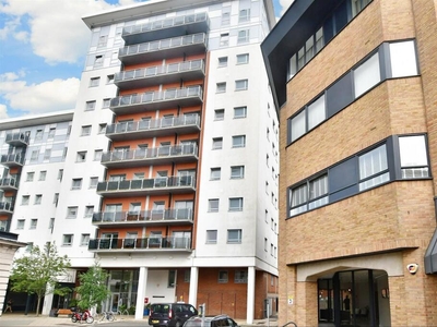 2 bedroom flat for sale in New Road, Brentwood, Essex, CM14