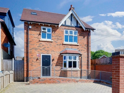 4 bedroom detached house for sale in Davies Road, West Bridgford, Nottinghamshire, NG2 5HZ, NG2