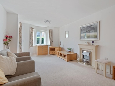 1 Bedroom Retirement Apartment – Purpose Built For Sale in Horsham, West Sussex