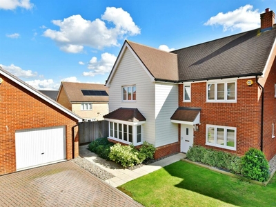 5 bedroom detached house for sale in Longsole Way, Maidstone, Kent, ME16