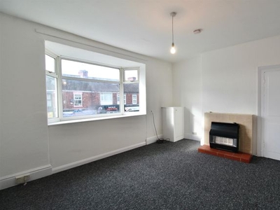 Flat to rent in Rex Launderette, Newland Avenue, Hull HU5