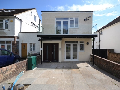 Flat to rent - Tubbenden Lane, Bromley, BR6