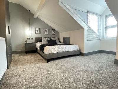 Room to rent in R5, Salisbury Grove, Armley, Leeds LS12