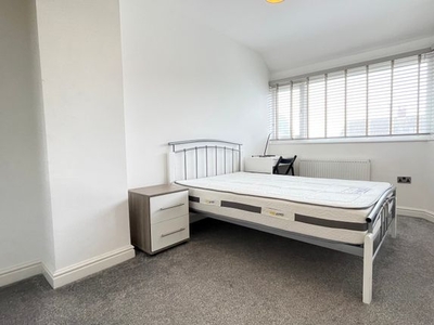 Room to rent in Room 5, Moseley Wood Green, Leeds LS16