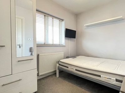 Room to rent in Room 6, Moseley Wood Green, Leeds LS16