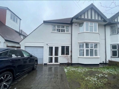 Semi-detached House to rent - Murray Avenue, Bromley, BR1