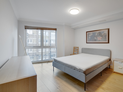 2 bedroom property for sale in Poplar High Street, London, E14