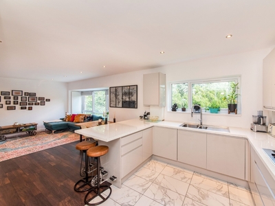 2 bedroom property for sale in The Spinney, Watford, WD17