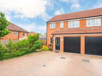 3 bedroom property for sale in Whitebeam Chase, Maidenhead, SL6
