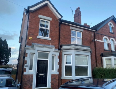 4 bedroom detached house for rent in Austhorpe Road, Crossgates, Leeds, West Yorkshire, LS15