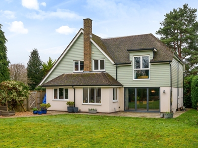 4 bedroom property for sale in Hollycombe Close, Liphook, GU30