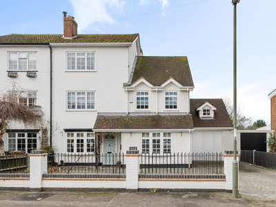 5 bedroom property for sale in Manygate Lane, Shepperton, TW17